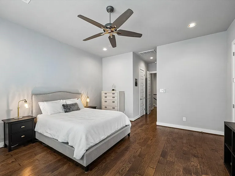 2410 Couch St — Photo 10