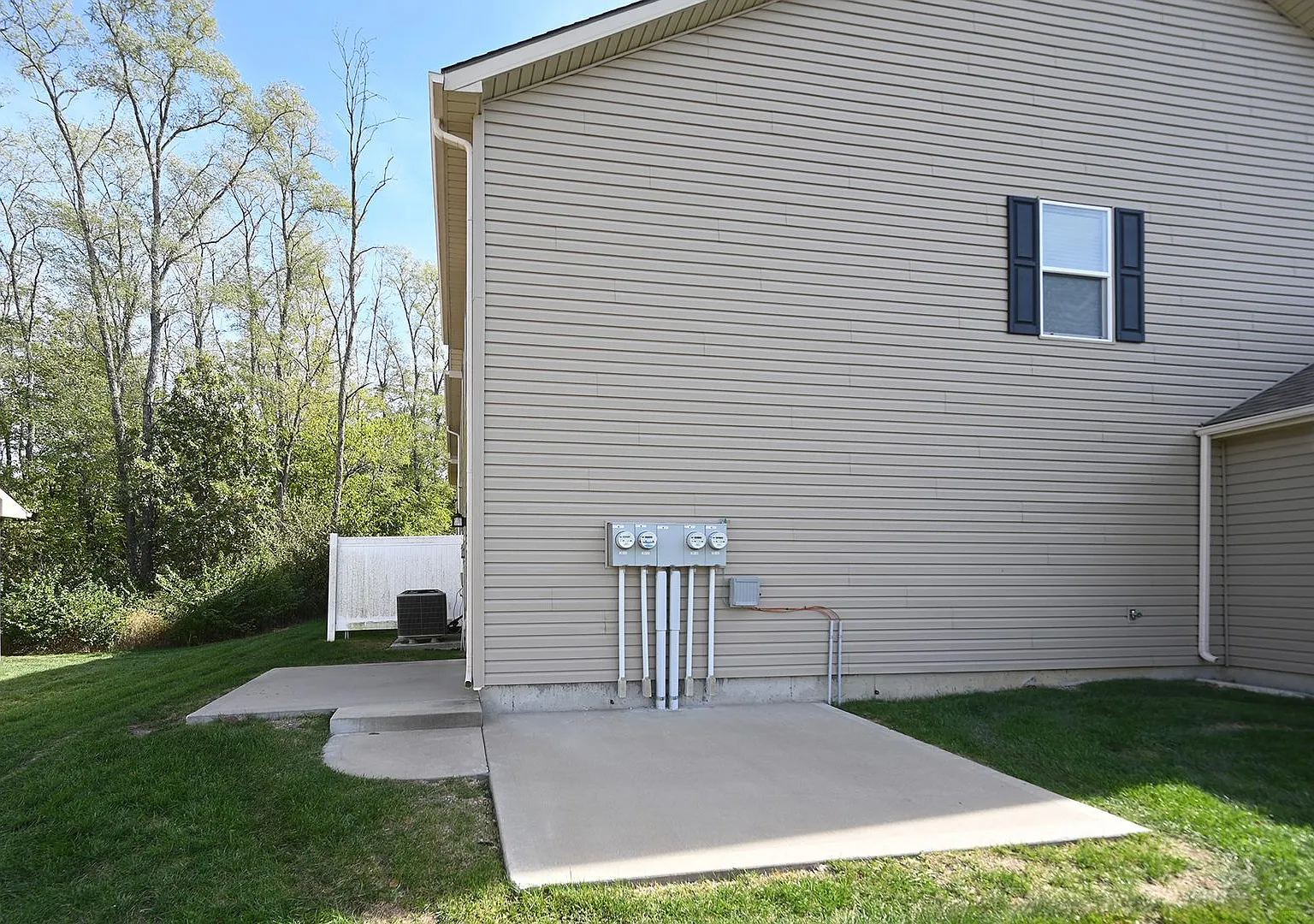 3 Bedroom, 2.5 bath Townhome with 2 car garage! — Photo 3