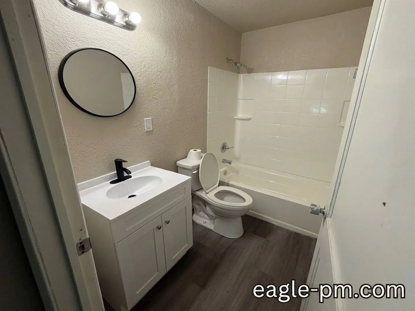 2 Bedroom 1 Bath Home + Office For RENT! — Photo 4