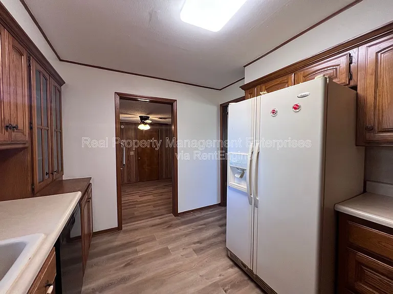 204 Wolf Ln — Photo 9