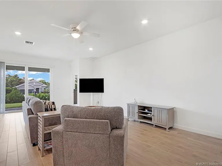 1630 NE Skyhigh Ter — Photo 6