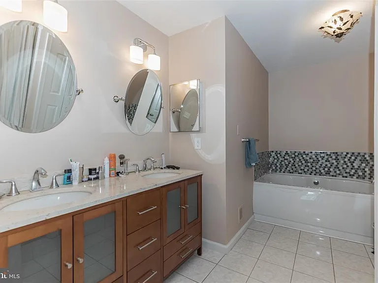 Master Bathroom (photo 1/3)
