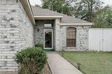 2424 Park Crest Ct — Photo 3