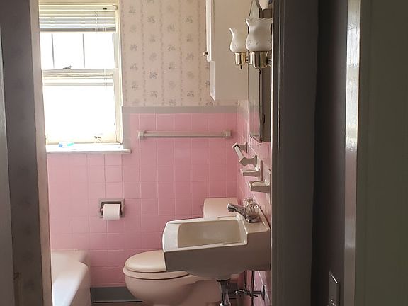 5th image of 1716 Chestnut St APT 3