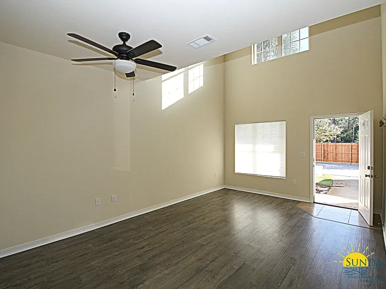 1549 Bentley Cir — Photo 2
