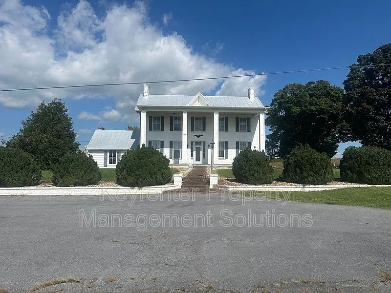 4 bed, 3.0 bath, 3500 sqft, $2,100 — Photo 2