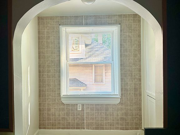 4th image of 525 W 4th St APT 14