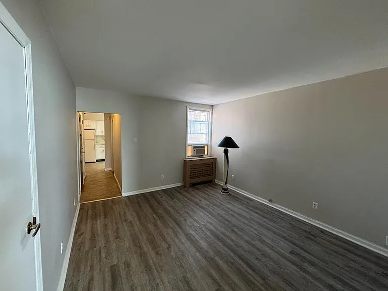 1722 Lurting Ave #2R — Photo 3