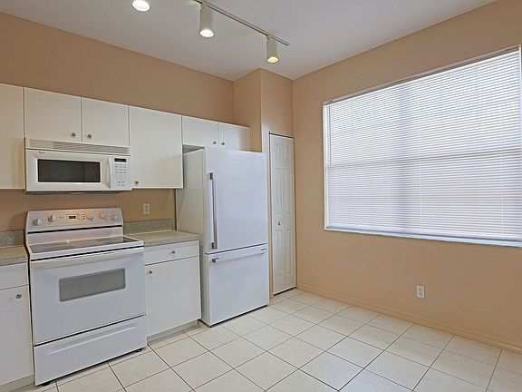 5th image of 3620 Pine Oak Cir APT 106