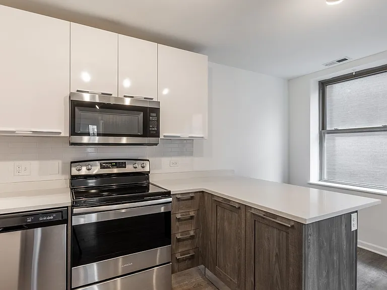 940 W Winona St #405 — Photo 1