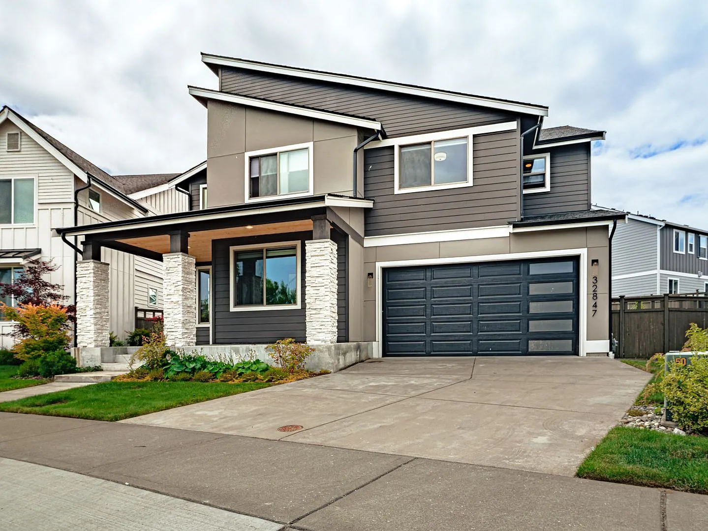 Stunning Ten Trails Home for Rent! 5 bedrooms and 2.75 Bathrooms! — Photo 2