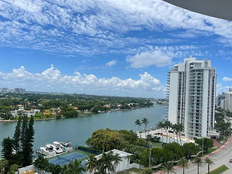 5401 Collins Ave #1029 — Photo 2