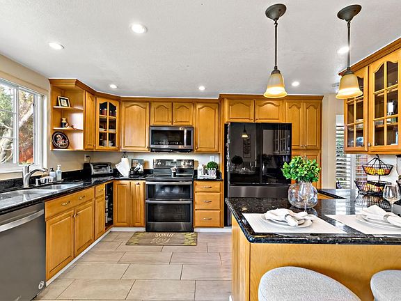 4th image of 2831 Riedel Rd