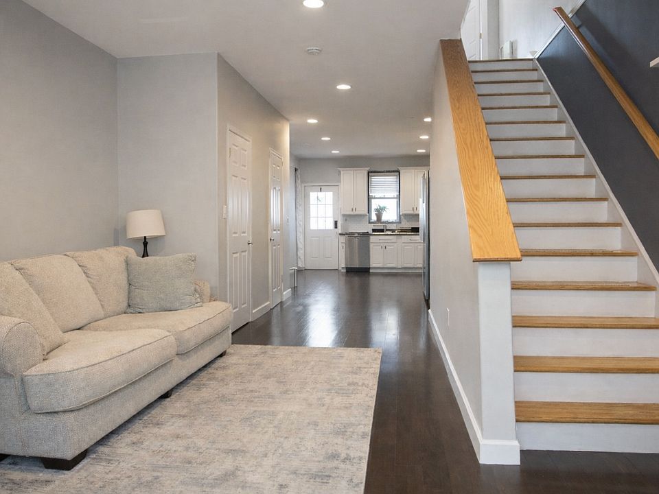 Living room/dining/kitchen