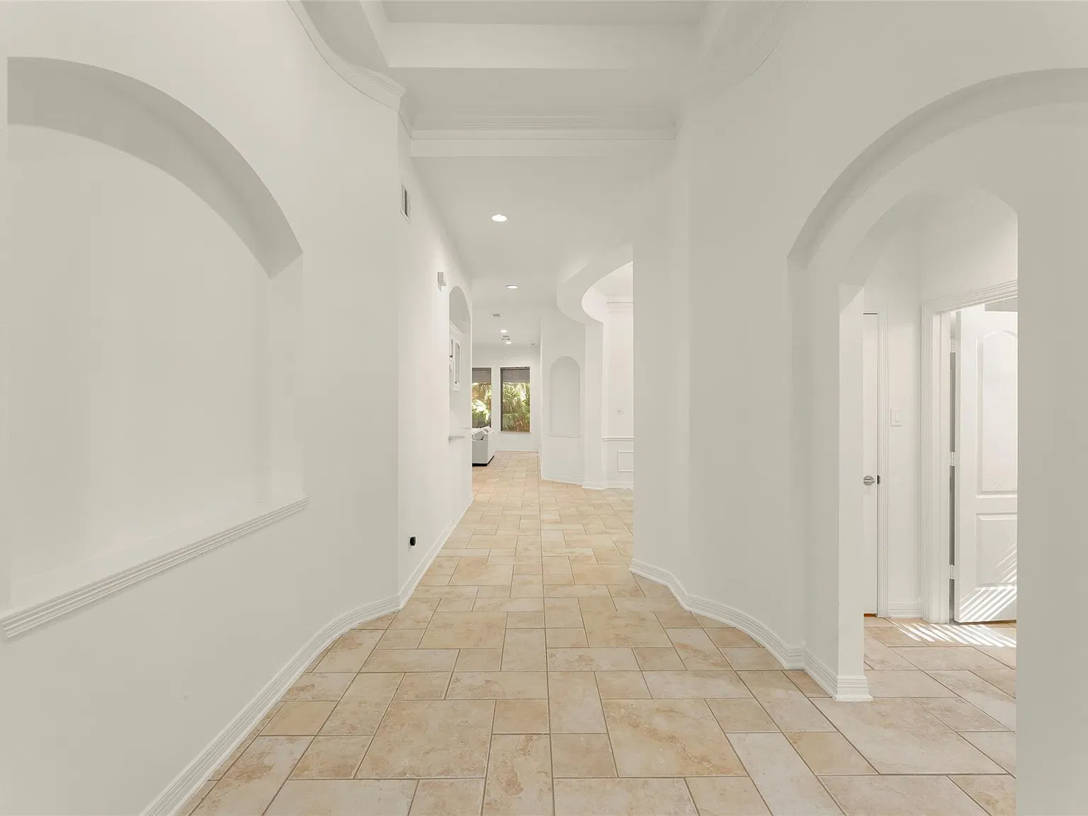 5 bed, 3.0 bath, 3259 sqft, $5,000 — Photo 3