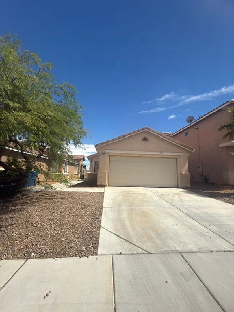 Welcome to this inviting 3-bedroom, 2-bathroom single-story home located in the desirable Rhodes ... — Photo 2
