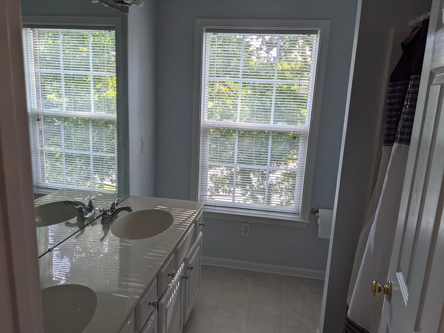 4 bed, 2.5 bath, 2402 sqft, $2,900 — Photo 3