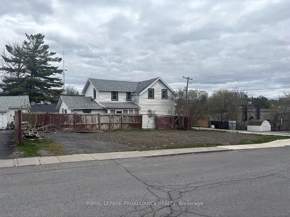 27 Water St W, Greater Napanee, ON K7R 1V3