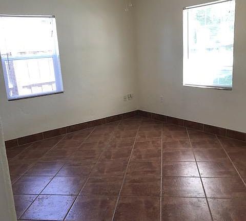5th image of 891 Carver St