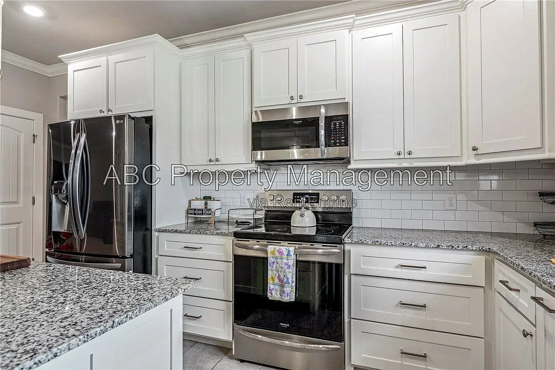 3 bed, 2.0 bath, 1589 sqft, $2,100 — Photo 2