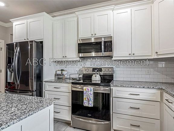 2nd image of 1038 Jameson St