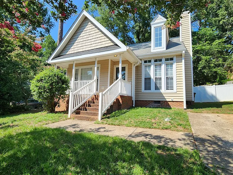 126 W Holding Ave — Photo 2
