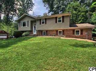 17 Log Cabin Dr, Grantville, PA 17028