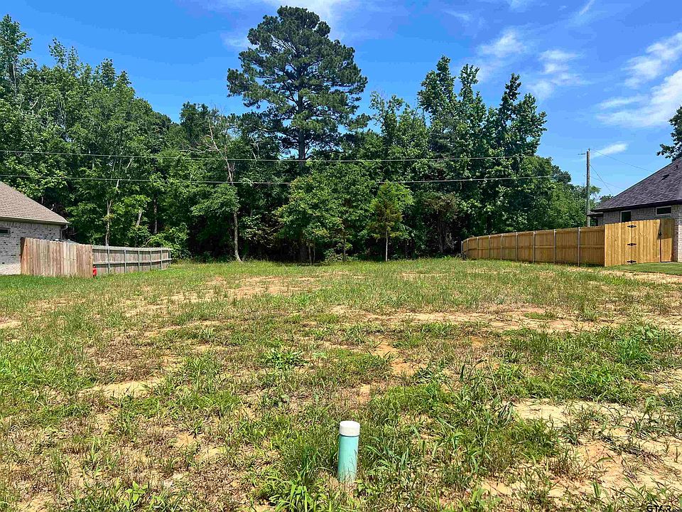 2nd image of 811 Redwing Way