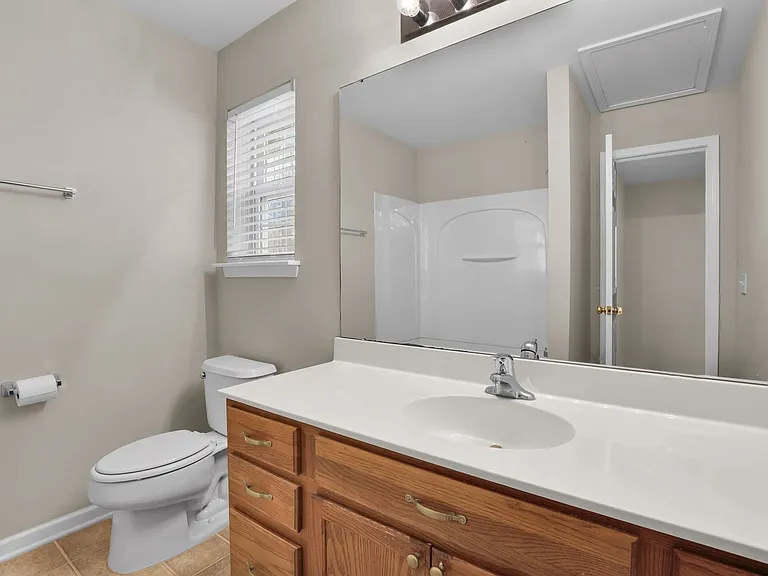 230 N Cir — Photo 32