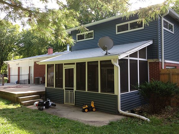 Screened patio, 2-car garage