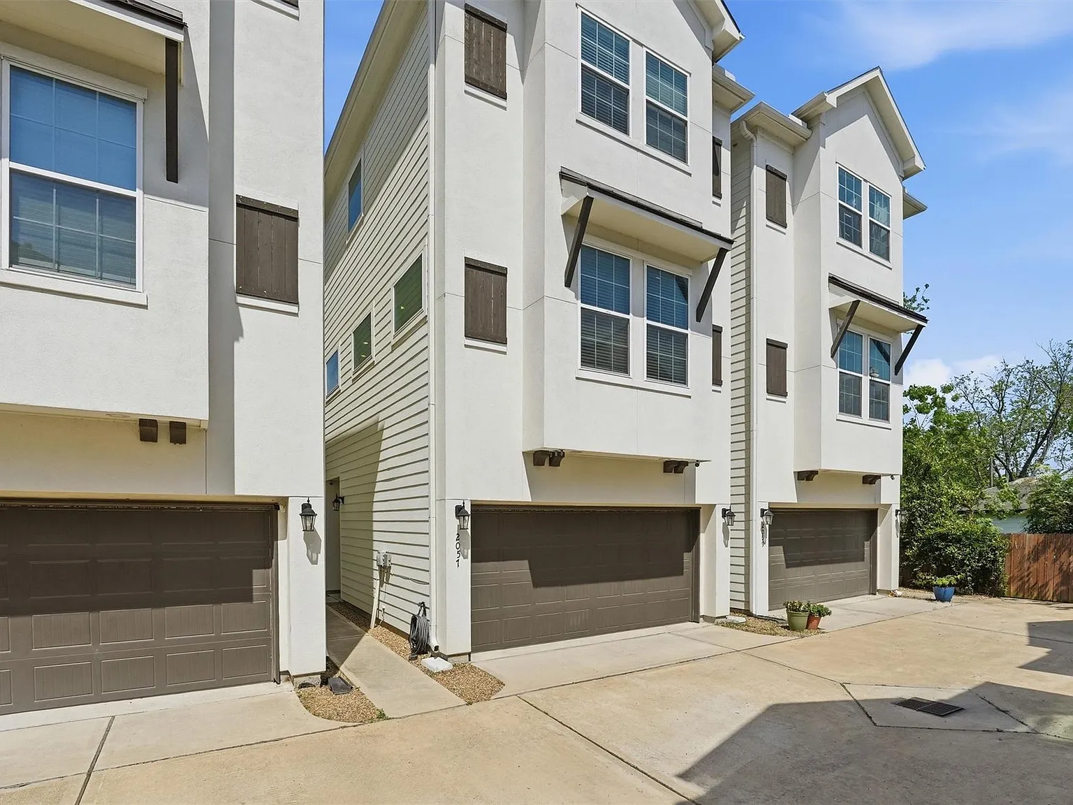 3 bed, 3.5 bath, 1926 sqft, $2,600 — Photo 3