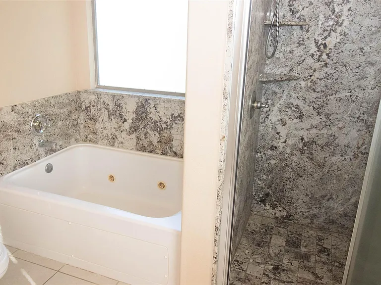 2202 Crossmill Ln — Photo 40