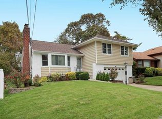 1324 Sandra Ln, Merrick, NY 11566