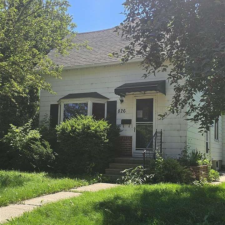 1st image of 826 6th Ave S