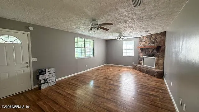 3 bed, 2.0 bath, 1985 sqft, $2,000 — Photo 3
