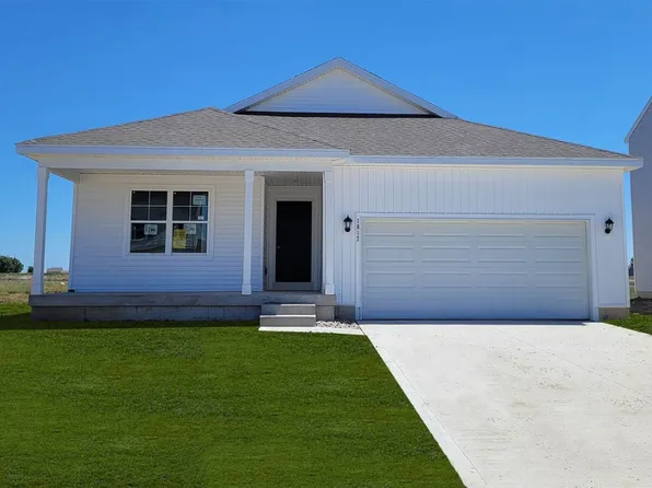 2833 Mary Dr, Hiawatha, IA 52233