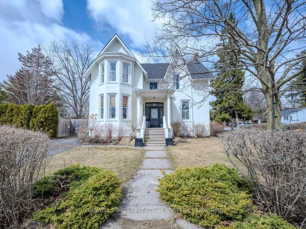 201 Bridge St W, Greater Napanee, ON K7R 2E5