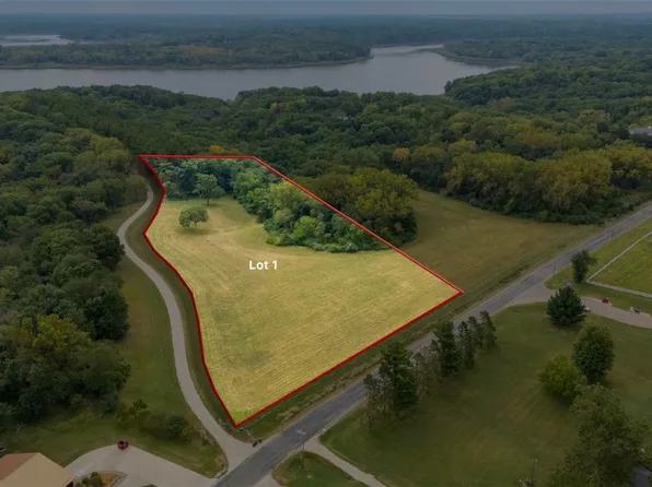 Lake Manor Rd NE, Solon, IA 52333