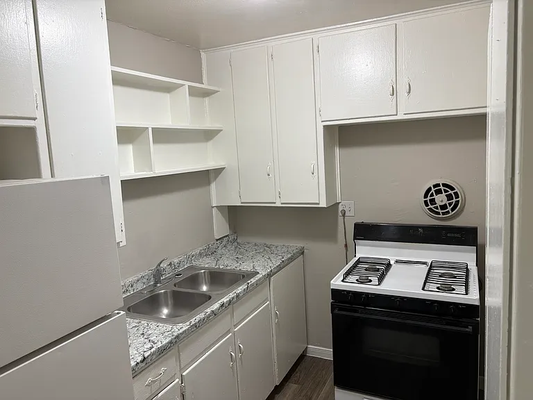 821 Yale St #6 — Photo 11