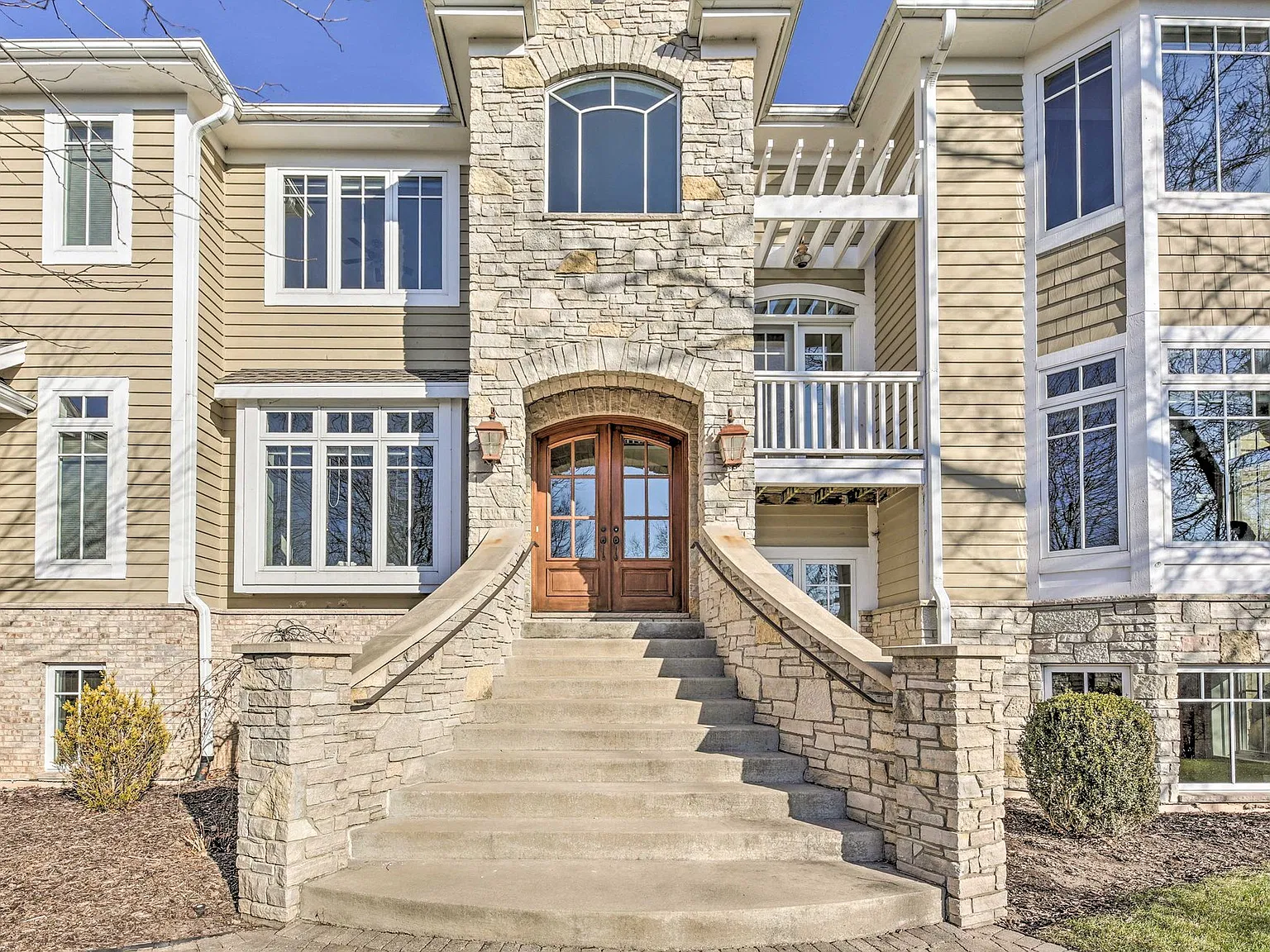5 bed, 5000 sqft, $5,000 — Photo 1