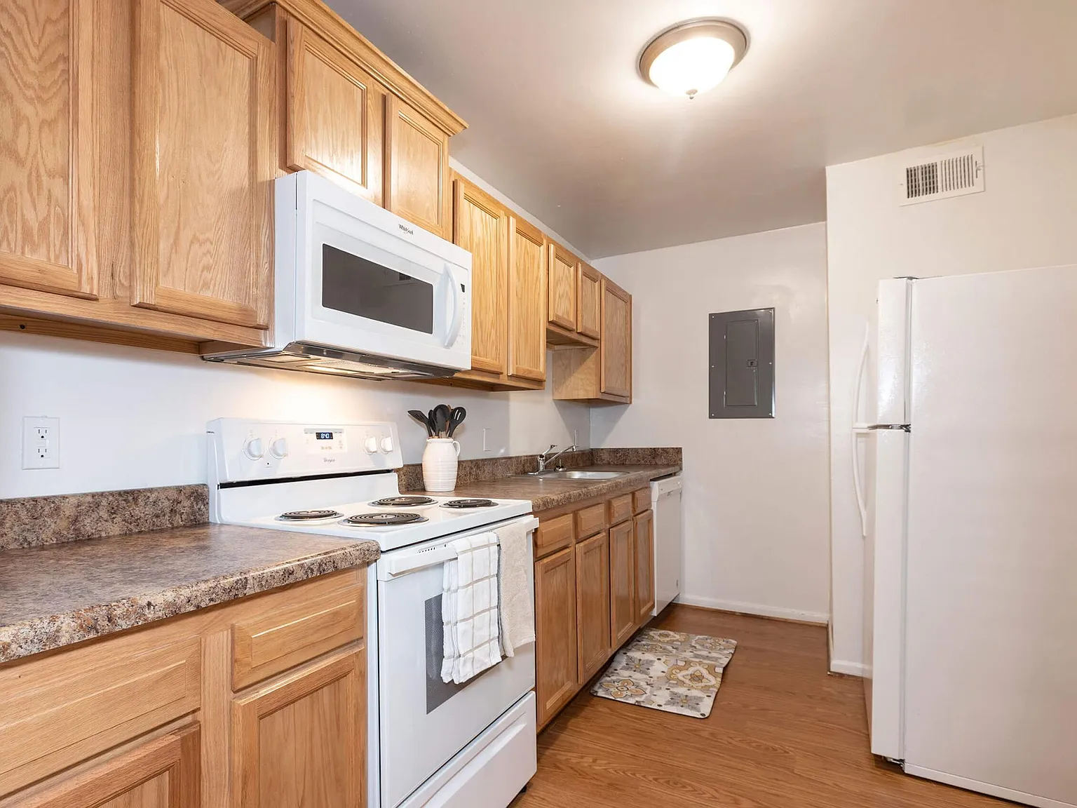 Driftwood Apartments — Photo 4