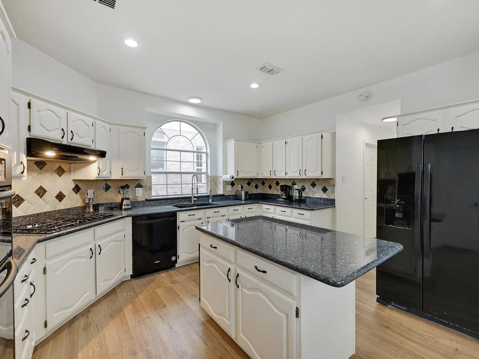 5 bed, 2.5 bath, 2835 sqft, $9,750 — Photo 3