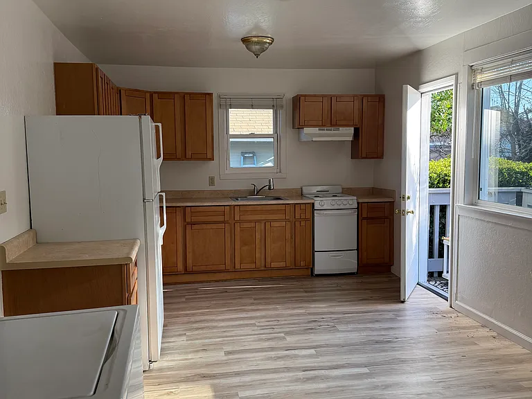 519 Baker St — Photo 3