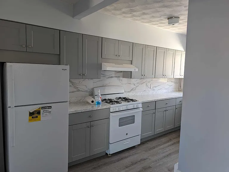 450 Weeden St #3 — Photo 2