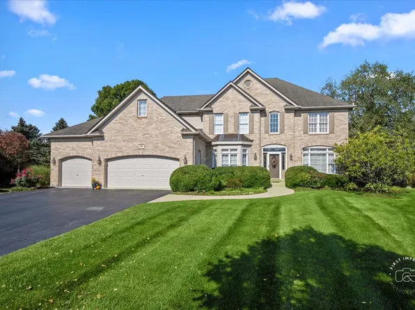 870 Chasewood Dr, South Elgin, IL 60177