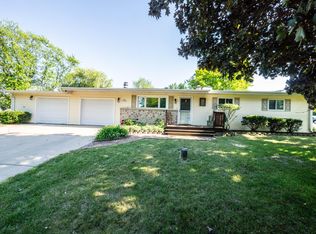N64W15559 Sunny Dale Dr, Menomonee Falls, WI 53051