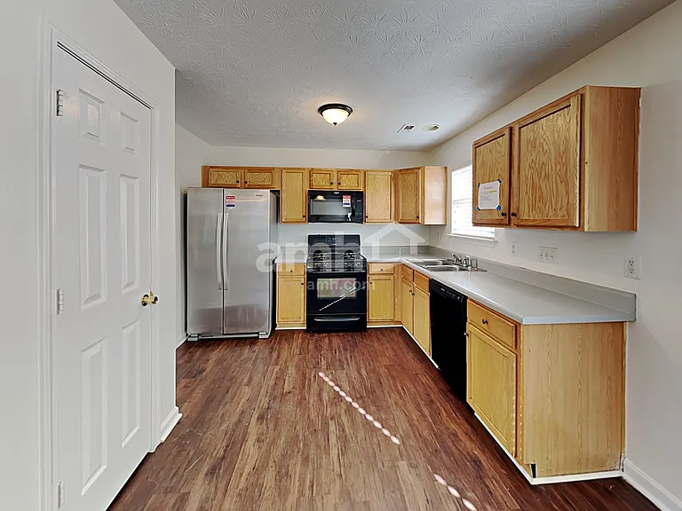 2521 Fairstone Ave — Photo 3