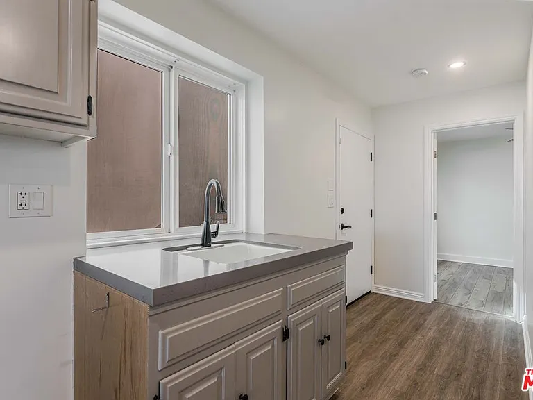 2308 The Strand — Photo 19