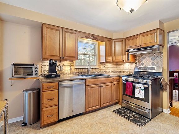 4th image of 1545 Theresa Ave