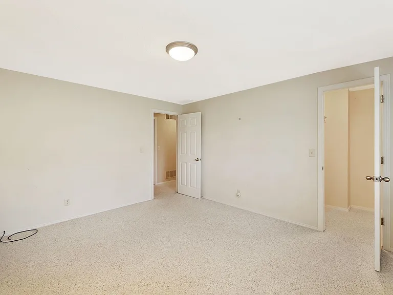 4923 Farmstead Ct — Photo 34